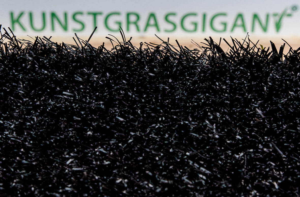 Pogo stick sprong Professor mechanisme Luxe Zwart kunstgras geeft een unieke look | Kunstgrasgigant
